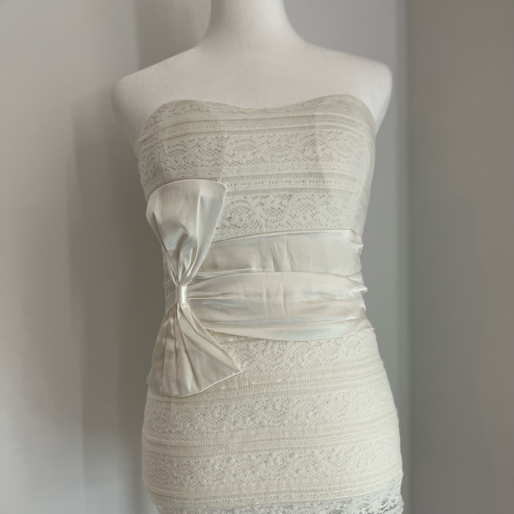 Chic cut-neck dantail with satin decoration zippered cream top